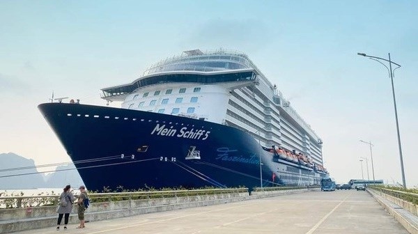 Cruise ship brings more than 2,000 int’l visitors to Ha Long